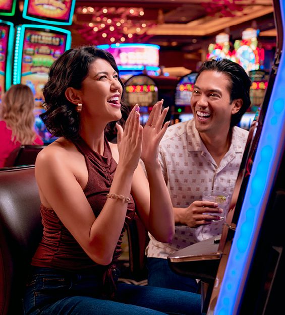 स्लट मेसिनमा विजयी जोडीको फोटो। वेगास म्याटले मे ४, २०२४ मा ग्राटन रिसोर्ट र क्यासिनोमा सामूहिक पुल राख्दैछ।